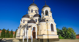 Drewniane cerkwie, malowane monastyry
