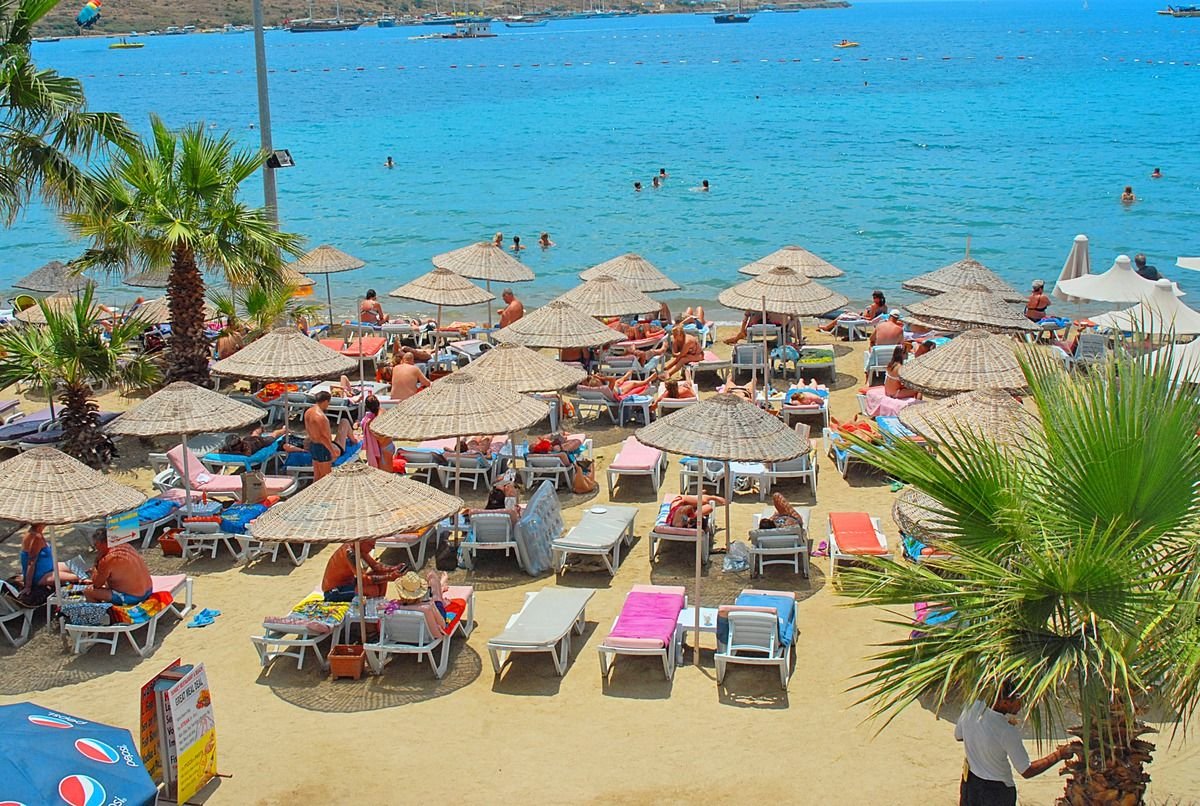 Phoenix sun 4 бодрум. Gumbet Beach. Phoenix Sun Bodrum. Гюмбет Турция. Сан Сити отель Турция.