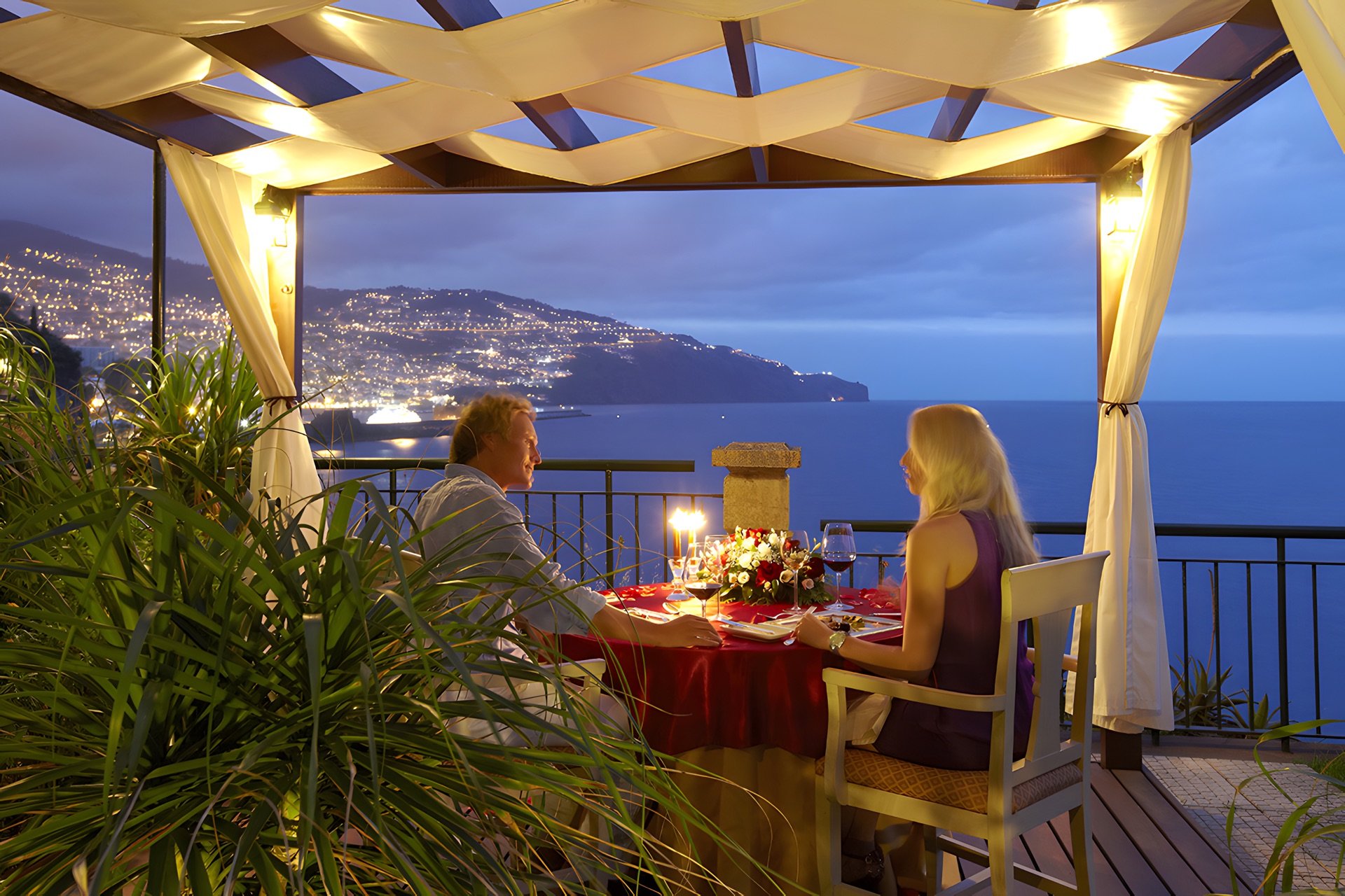 Место для ужина. Ресторан с видом на море. Романтичное место. Вечер на террасе. Ресторан на берегу моря.
