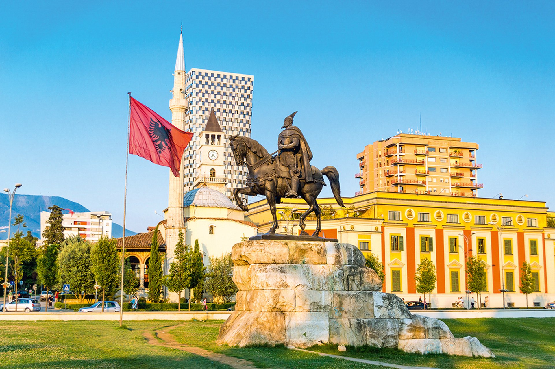 Страна столицы тирана. Площадь Скандербега Албания. Тирана Албания площадь Скандербега. Тирана Албания флаг. Скандербег Албания Дуррес.