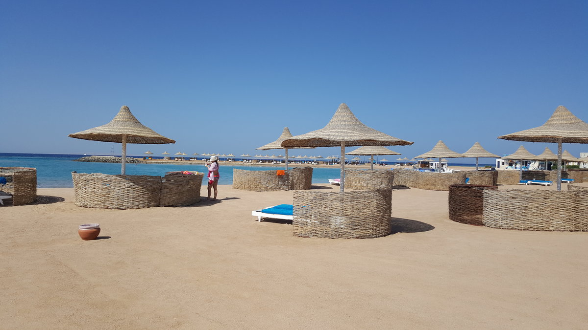 Серри бич хургада. Отель Корал Бич Хургада Египет. Клеопатра Корал Бич Хургада. Hurghada Coral Beach Resort пляж. Корал Бич Хургада нудистский.
