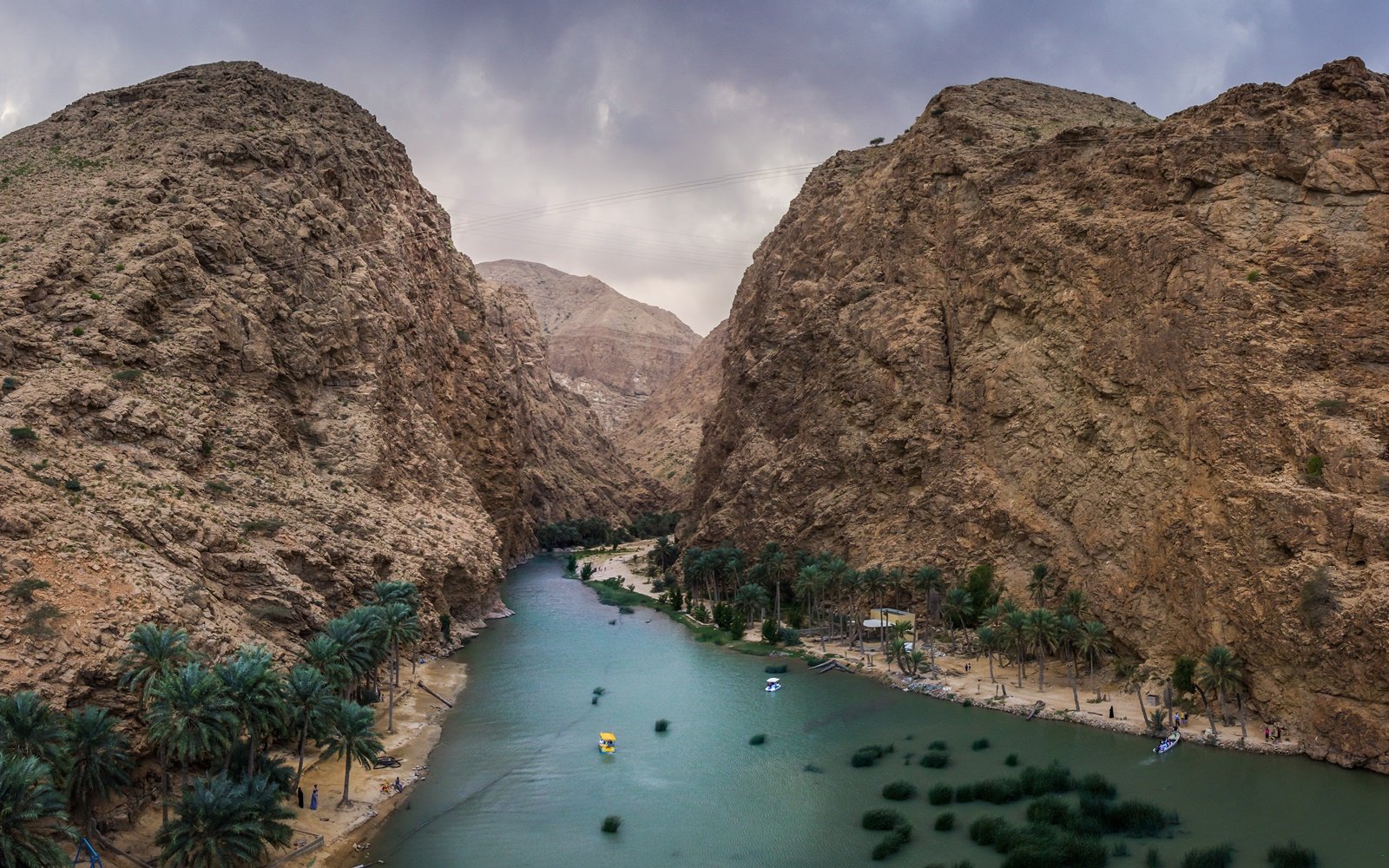 Pěší turistika ve Wadi Shab