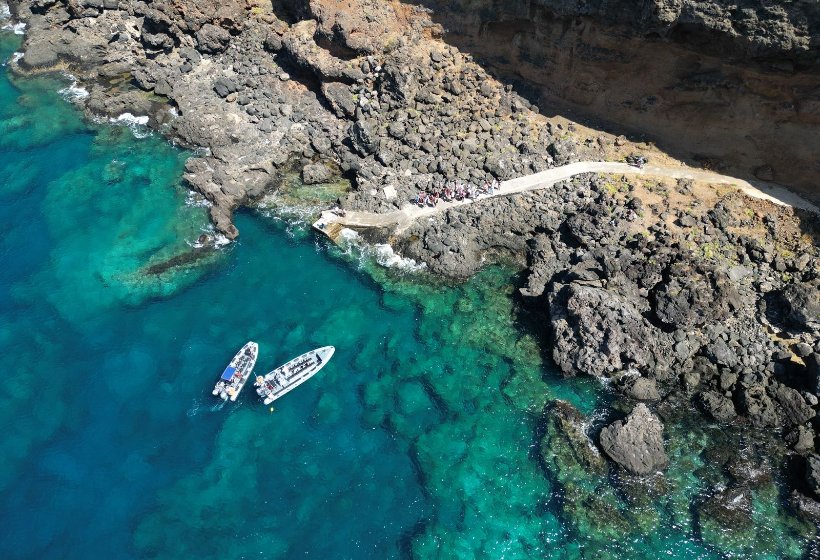 Ostrůvek s majákem: Expedice na plavbu a pěší turistiku