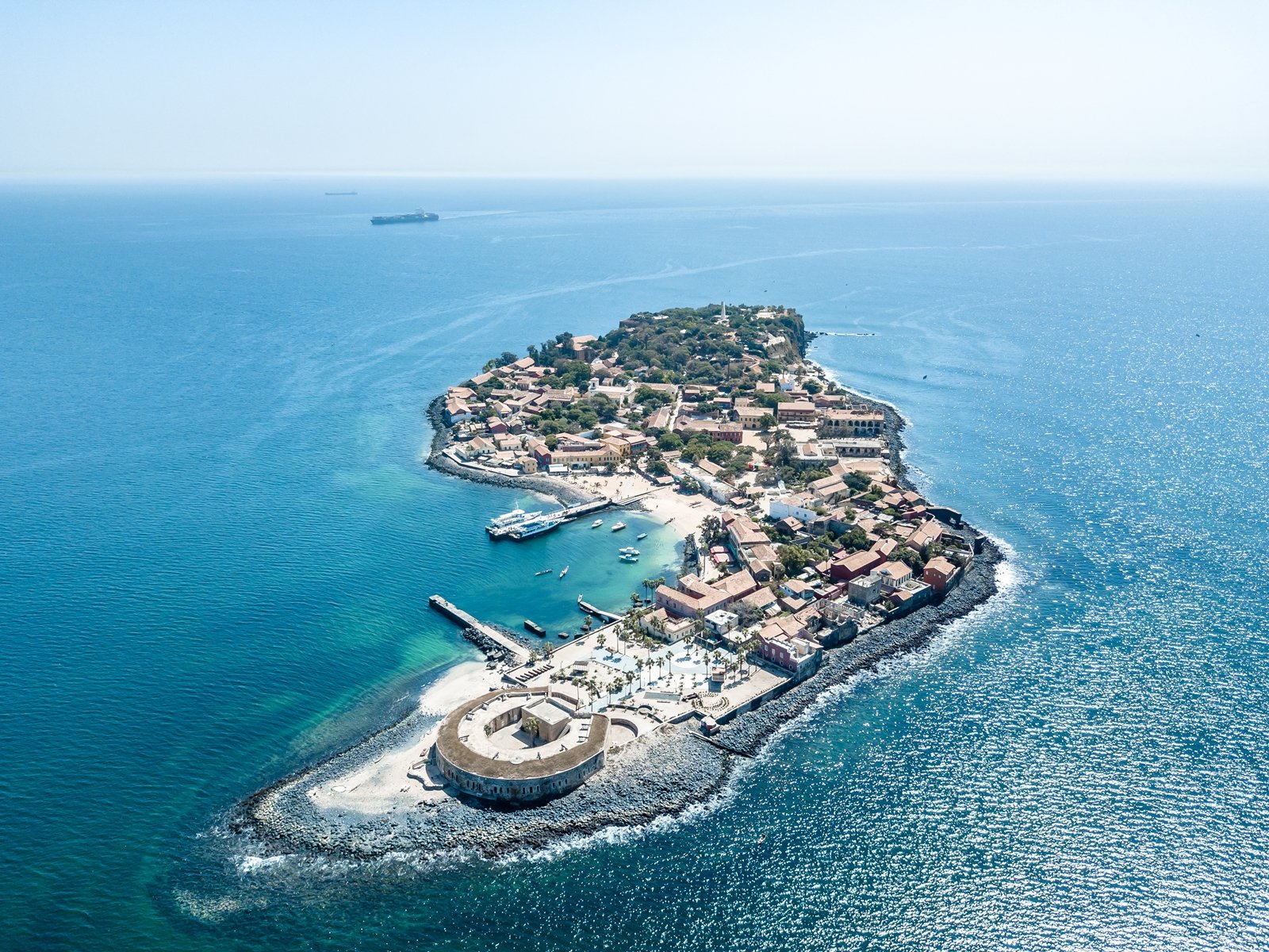 Gorée i Jezioro Retba - historia wyspy i różowe jezioro