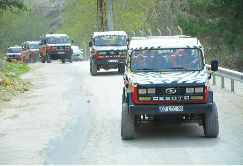 Safari Side Jeep i łódź o zachodzie słońca (CZ)